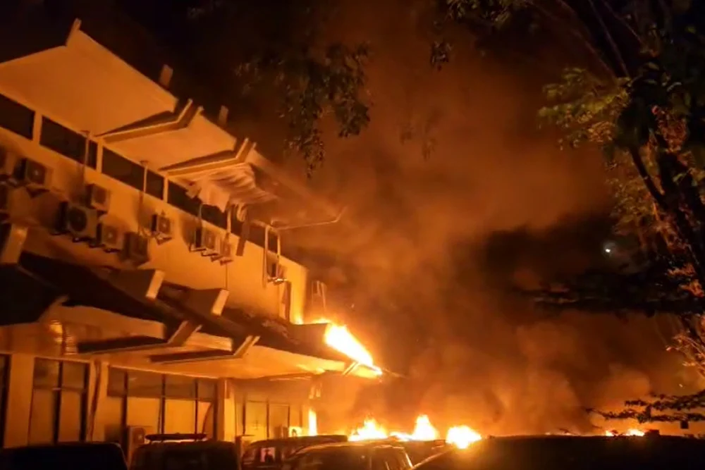 Gedung DPRD Makassar Dibakar Saat Rapat Paripurna, Walkot Berhasil Dievakuasi