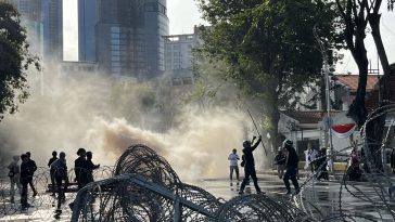 Kena Gas Air Mata saat Demo? Ini Pertolongan Pertama yang Bisa Dilakukan