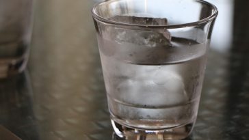 Selain Menyegarkan, Ini 5 Manfaat Minum Air Dingin yang Perlu Diketahui