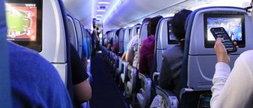 Susah Tidur saat Naik Pesawat? 5 Tips Ini Bisa Bantu Tidur Nyenyak di Pesawat