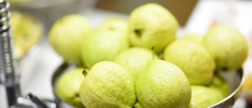 7 Buah Ini Dorong Produksi Kolagen dalam Tubuh, Jambu Biji Salah Satunya!