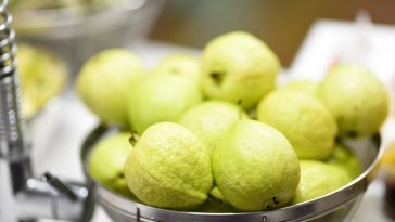 7 Buah Ini Dorong Produksi Kolagen dalam Tubuh, Jambu Biji Salah Satunya!