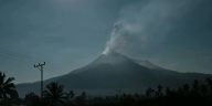 Gunung Lewotobi Laki-laki Erupsi Setinggi 900 Meter, Status Awas Level IV