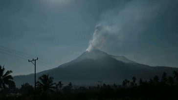 Gunung Lewotobi Laki-laki Erupsi Setinggi 900 Meter, Status Awas Level IV