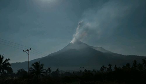 Gunung Lewotobi Laki-laki Erupsi Setinggi 900 Meter, Status Awas Level IV