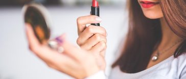 Tips Pakai Lipstik Glossy Tahan Lama, Scrub Bibir Dua Kali Seminggu