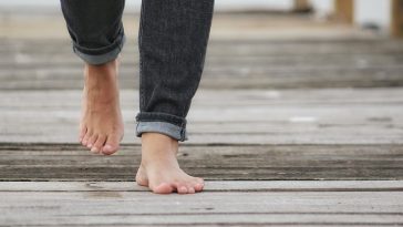 Ini 4 Manfaat Kesehatan Jika Rutin Berjalan Tanpa Alas Kaki