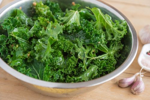 7 Makanan dan Minuman yang Sebaiknya Dihindari dalam Penerbangan