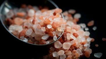7 Manfaat Minum Air Garam Sebelum Tidur dan Aturannya