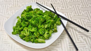 7 Makanan dan Minuman yang Sebaiknya Dihindari dalam Penerbangan