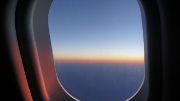 Meski Terasa Nyaman, Hindari Tidur Bersender di Jendela Pesawat! Ini Alasannya