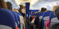 Kebanyakan Kursi Pesawat Maskapai di Dunia Berwarna Biru, Ini Alasannya!