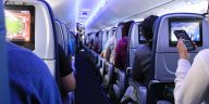 Penumpang yang Langsung Berdiri Saat Pesawat Baru Mendarat Dipandang Melanggar Kesopanan