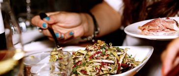 Agar Tetap Awet Muda di Usia 40-an, Hindari Konsumsi 5 Makanan Ini!