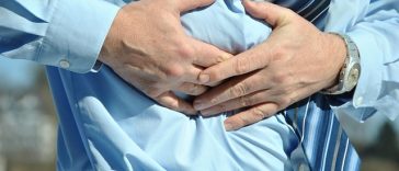 Perut Begah Saat Buka Puasa? Ini Penyebab dan Cara Mencegahnya