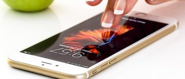 7 Risiko yang Perlu Diwaspadai Jika Kamu Main Ponsel di Toilet