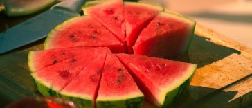 Daftar Makanan yang Tidak Boleh Dimakan Bersama Semangka