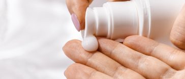 Bolehkah Pakai Sunscreen dan Lip Balm Saat Ihram? Ini Jawabannya