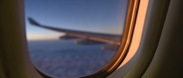 Inilah 4 Kepribadian Orang yang Suka Duduk di Kursi Jendela saat Bepergian