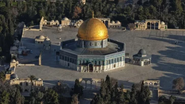 Masjid Al-Aqsa Dibuka Usai 40 Hari Penutupan, Ribuan Muslim Palestina Tunaikan Sholat Subuh