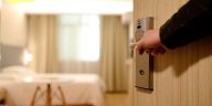 Kapan Waktu Terbaik Memesan Kamar Hotel? Simak Strategi Hemat Ini
