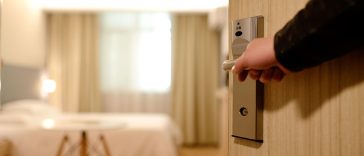 Kapan Waktu Terbaik Memesan Kamar Hotel? Simak Strategi Hemat Ini