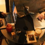 Ilustrasi suasana produktif bekerja di cafe Instagramable di Makassar