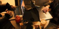 Ilustrasi suasana produktif bekerja di cafe Instagramable di Makassar