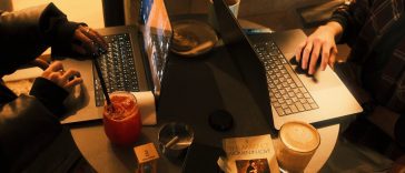 Ilustrasi suasana produktif bekerja di cafe Instagramable di Makassar
