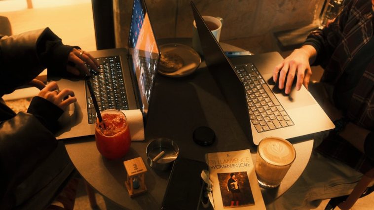 Ilustrasi suasana produktif bekerja di cafe Instagramable di Makassar