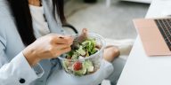 Seorang karyawan kantor menikmati camilan sore sehat di meja kerja saat jam istirahat [Ilustrasi Foto: Kaboompics via Pexels]