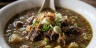 Makassar punya deretan warung Coto legendaris yang buka 24 jam