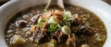 Makassar punya deretan warung Coto legendaris yang buka 24 jam