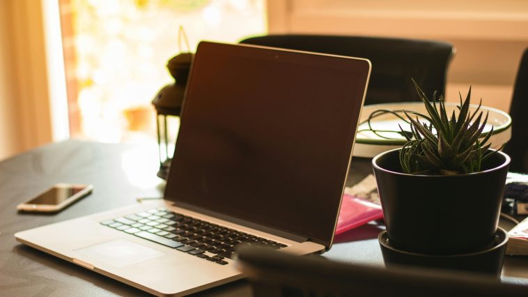 Ilustrasi ruang kerja minimalis modern anak muda produktif dengan laptop dan pencahayaan hangat estetik tahun 2026.
