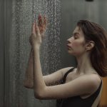 Ilustrasi seseorang menikmati kesegaran mandi air hangat di kamar mandi setelah seharian bekerja. [Foto: Yaroslav Shuraev via Pexels]