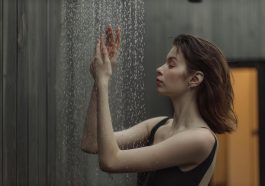 Ilustrasi seseorang menikmati kesegaran mandi air hangat di kamar mandi setelah seharian bekerja. [Foto: Yaroslav Shuraev via Pexels]