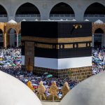 Panduan ibadah haji 2026: Lautan jemaah haji mengenakan pakaian ihram putih berkumpul di sekitar area Masjidil Haram Makkah