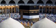 Panduan ibadah haji 2026: Lautan jemaah haji mengenakan pakaian ihram putih berkumpul di sekitar area Masjidil Haram Makkah