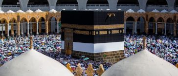 Panduan ibadah haji 2026: Lautan jemaah haji mengenakan pakaian ihram putih berkumpul di sekitar area Masjidil Haram Makkah