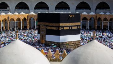 Panduan ibadah haji 2026: Lautan jemaah haji mengenakan pakaian ihram putih berkumpul di sekitar area Masjidil Haram Makkah