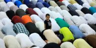 Panduan lebaran kurban 2026: Suasana umat Muslim sedang melaksanakan ibadah salat Idul Adha secara berjamaah di lapangan terbuka hijau