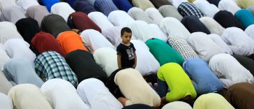 Panduan lebaran kurban 2026: Suasana umat Muslim sedang melaksanakan ibadah salat Idul Adha secara berjamaah di lapangan terbuka hijau