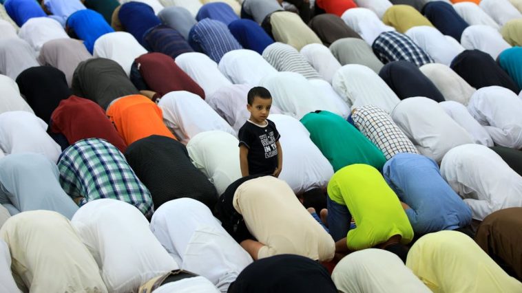 Panduan lebaran kurban 2026: Suasana umat Muslim sedang melaksanakan ibadah salat Idul Adha secara berjamaah di lapangan terbuka hijau