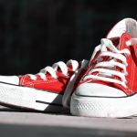 Cara menghilangkan bau sepatu: Ilustrasi sepatu sneakers bersih dan bebas dari bau tidak sedap