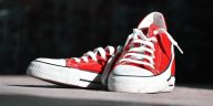 Cara menghilangkan bau sepatu: Ilustrasi sepatu sneakers bersih dan bebas dari bau tidak sedap