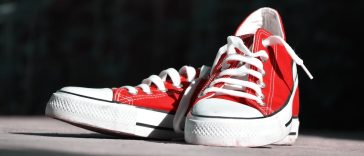 Cara menghilangkan bau sepatu: Ilustrasi sepatu sneakers bersih dan bebas dari bau tidak sedap