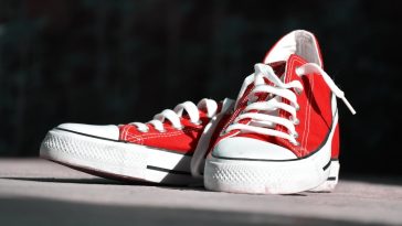 Cara menghilangkan bau sepatu: Ilustrasi sepatu sneakers bersih dan bebas dari bau tidak sedap