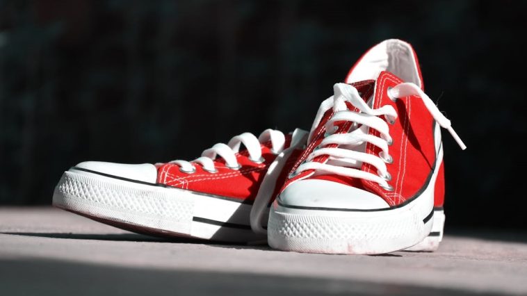Cara menghilangkan bau sepatu: Ilustrasi sepatu sneakers bersih dan bebas dari bau tidak sedap