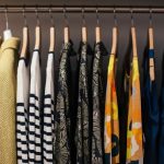 Trik decluttering: Ilustrasi lemari pakaian minimalis yang rapi setelah proses decluttering