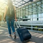 Menerapkan tips packing minimalis liburan dengan koper ringkas